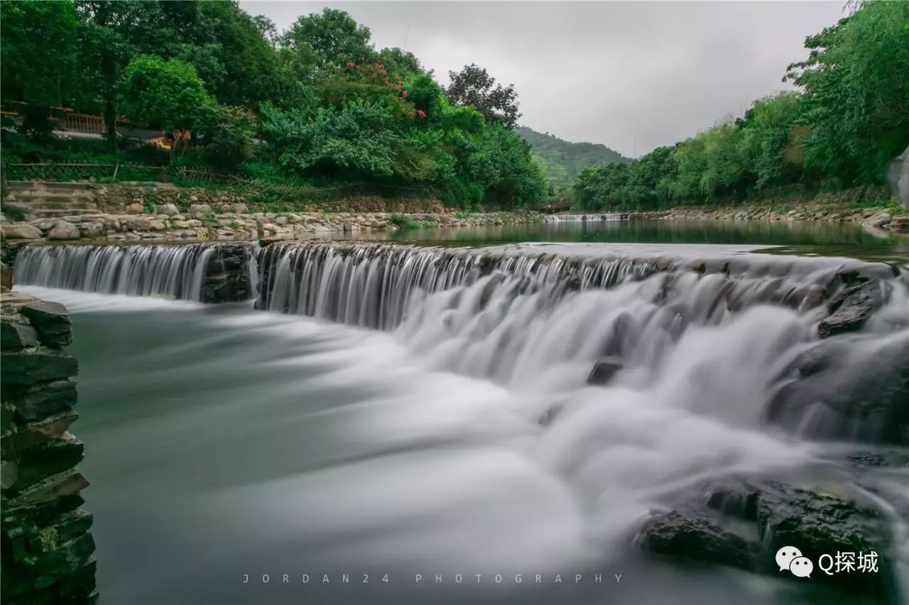 碧绿的白水河,静静流淌,流水如丝.