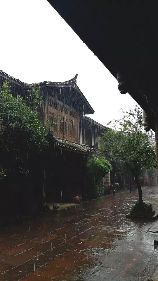 摄影丨王智敏:黄龙溪雨中的屋檐 是最接近自然的地方