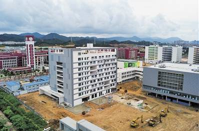 看到巨大的变化 1 深圳技术大学 深圳技术大学是坪山区第一所大学