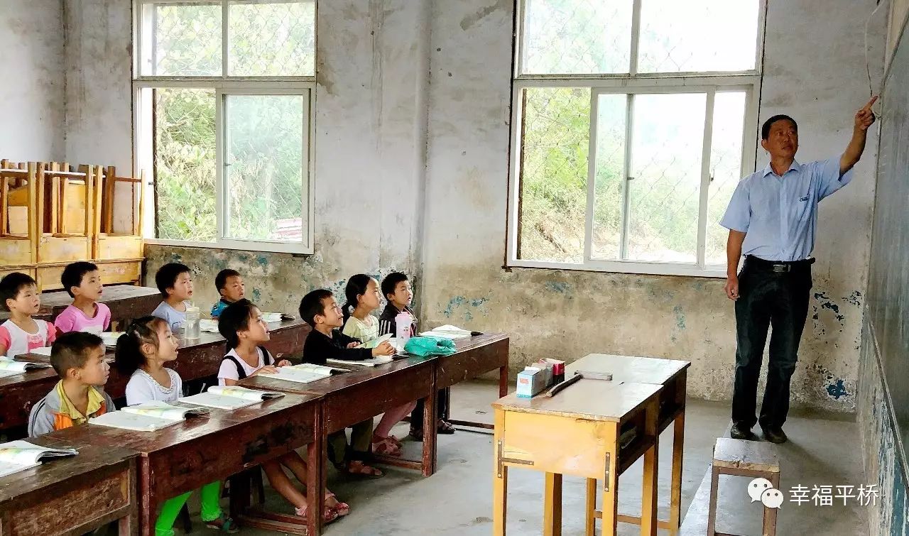 脊背作桥信阳市平桥区一山村教师背学生过河38年