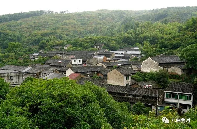 宁波市奉化区溪口镇西坑村地处雪窦山风景区内,毗邻雪窦寺,露天弥勒