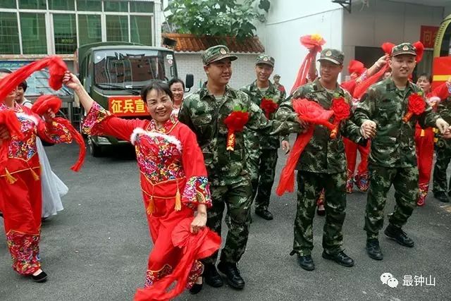 《拥军秧歌》《九九艳阳天》《咱当兵的人》等经典歌曲在送兵现场飞扬