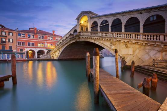 rialto bridge (venice, italy) 里亚托桥 在威尼斯有400多座桥