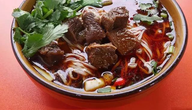 内江的牛肉面讲究大块浓汁,一碗燃面出锅,再浇上一勺浓汁牛肉,那叫一