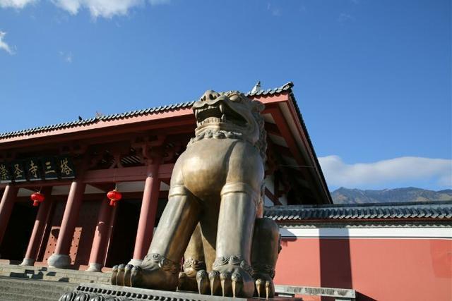 崇圣寺三塔始建于南诏王劝丰佑时期(公元824—859年,先建了大塔"千寻