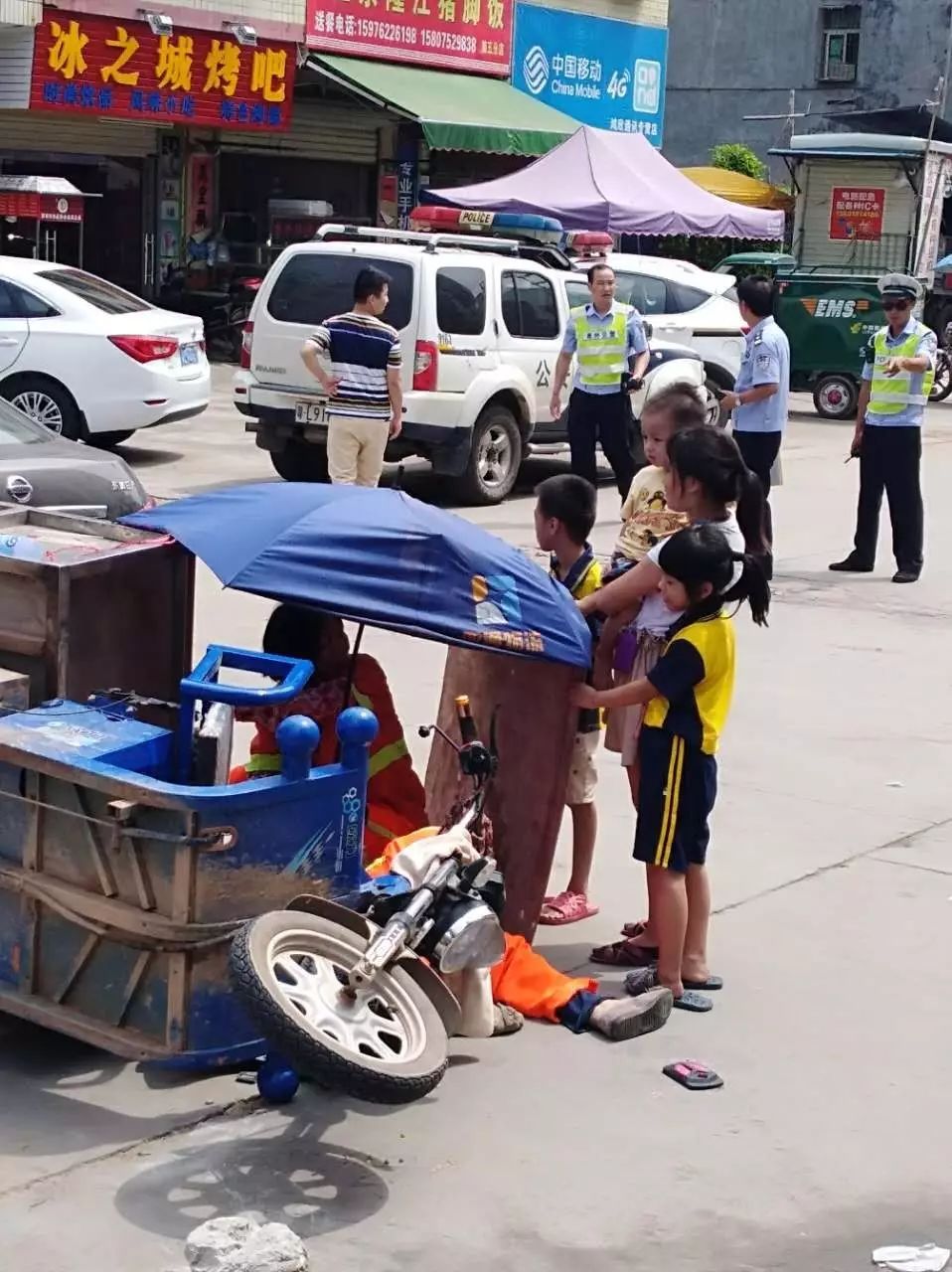 正能量水口一环卫工遇车祸倒地不起小学生们为其打伞挡阴