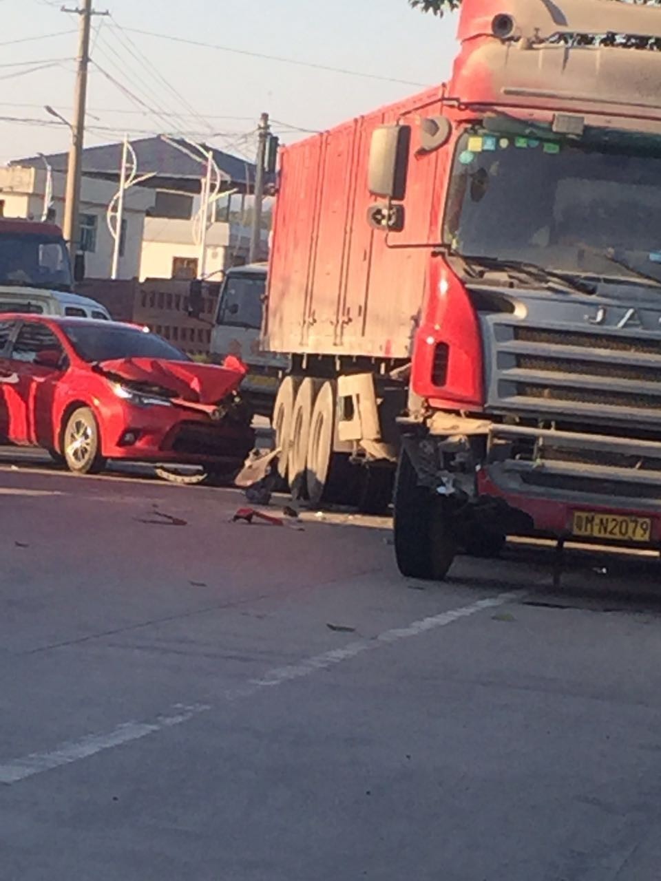 蕉岭文福高塘路段小车追尾撞上大货车.