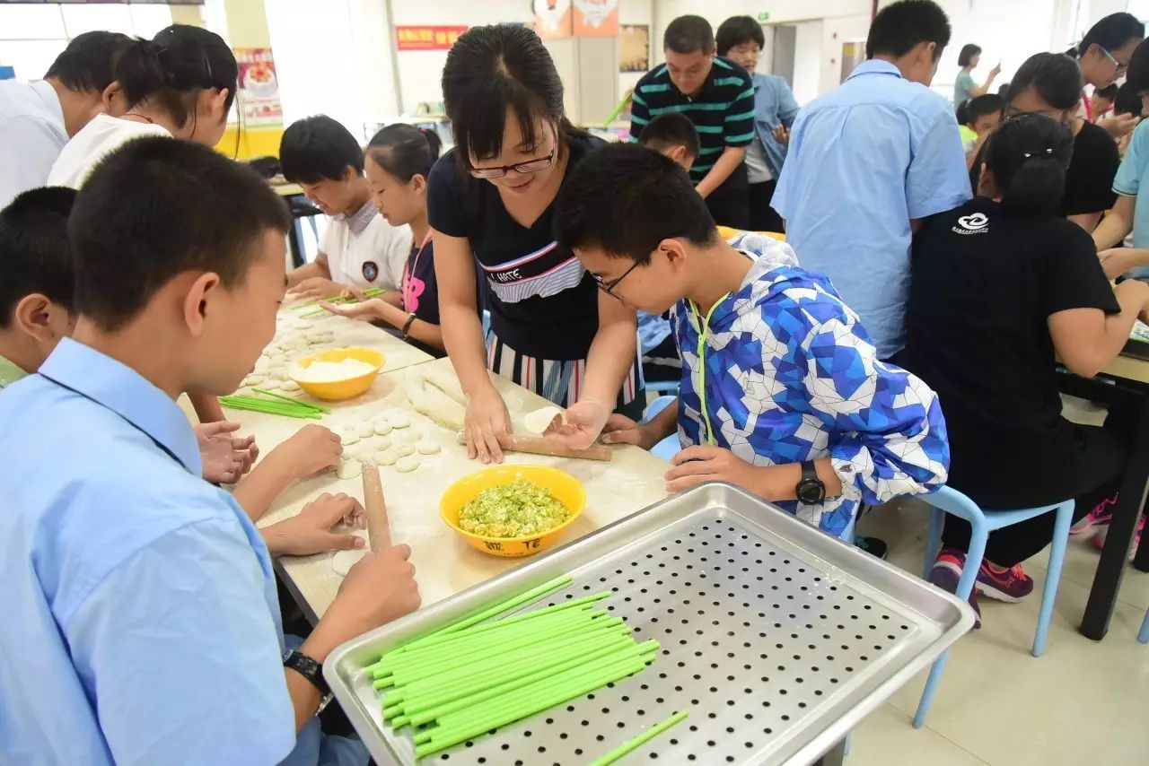 留宿不孤单,初一学生欢乐包饺子(多图)