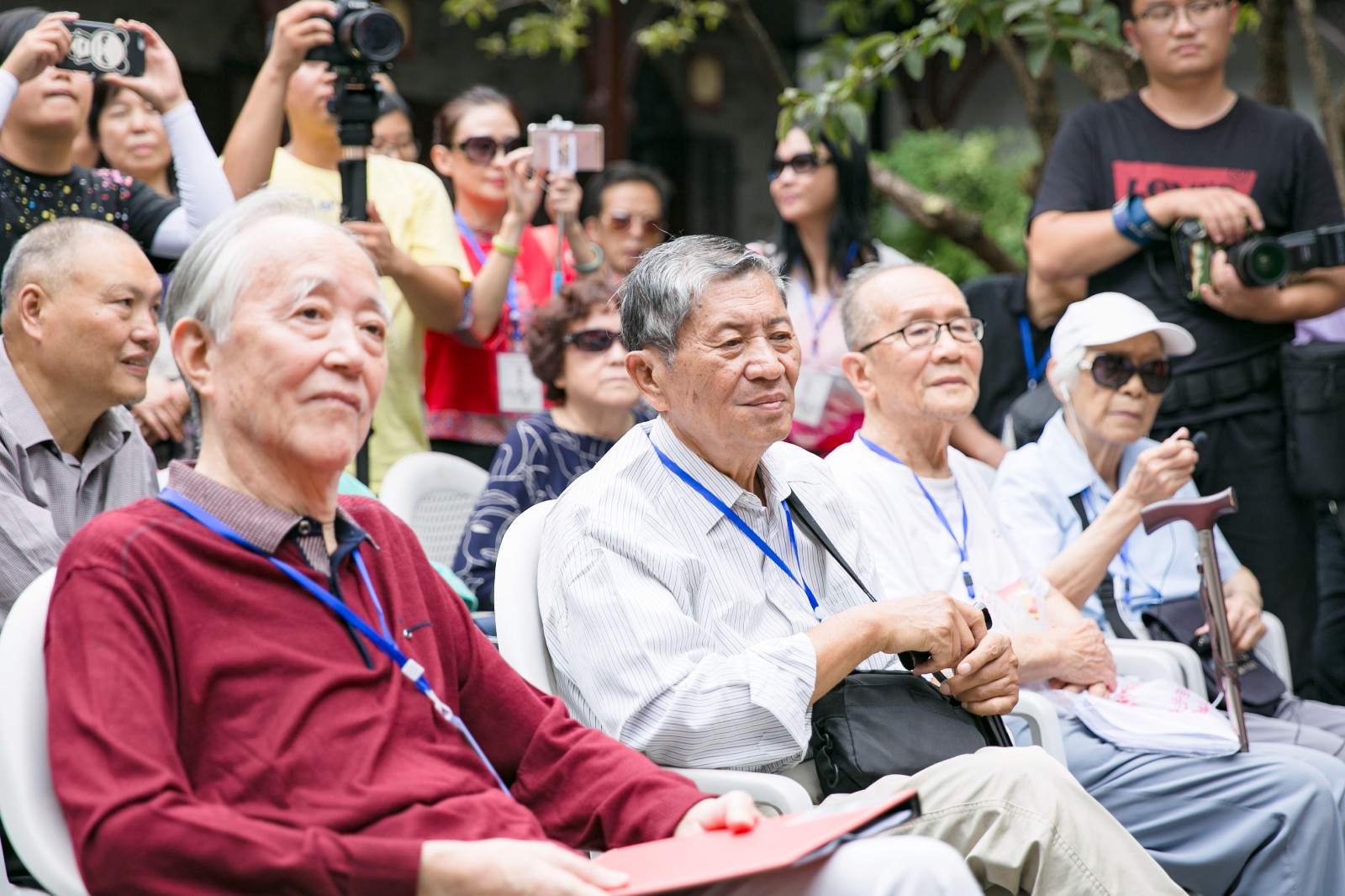 是在玉绣楼院内举行的本次活动的重点何氏后人按照辈分依次祭拜何祚宏