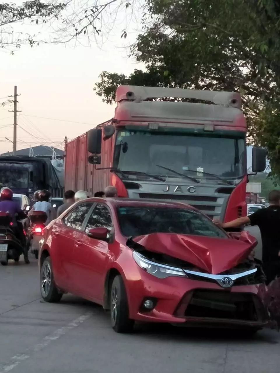 追尾撞上大货车,小车车头撞得变形,据说,人没事,但由于事故原因引起