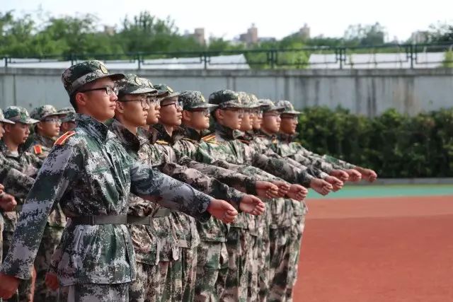 广阔的操场上昂首挺胸 挥动整齐的手臂 追求一招一式的完美 -军体拳