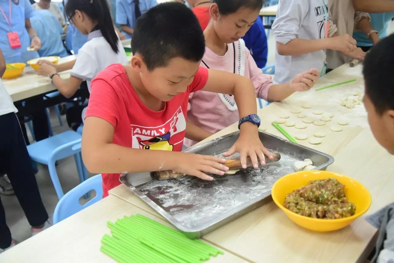 留宿不孤单,初一学生欢乐包饺子(多图)