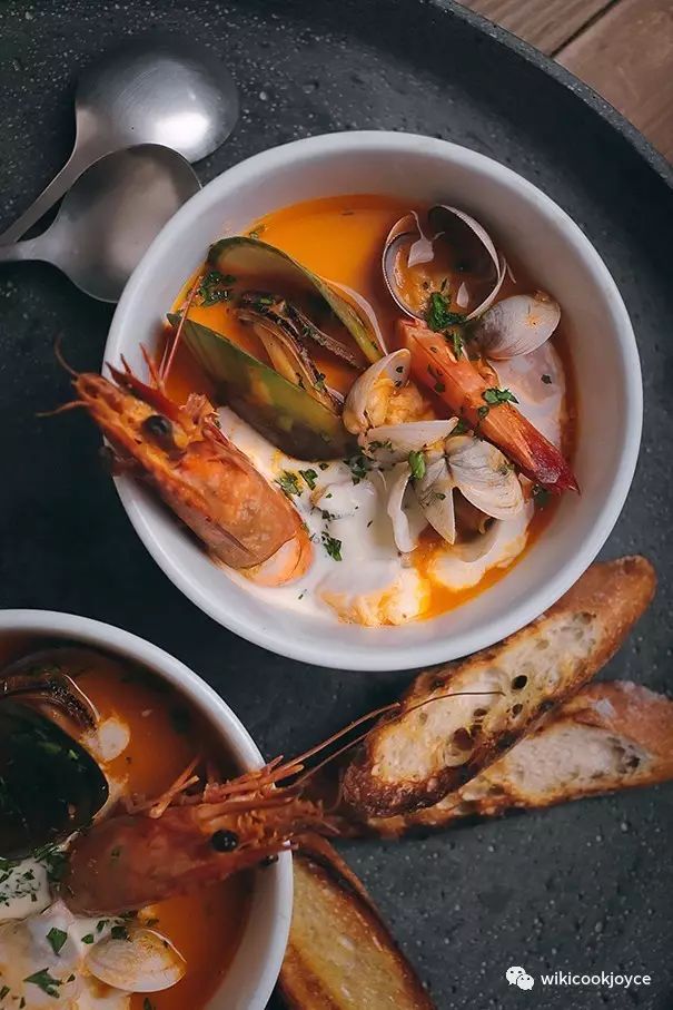 马赛鱼汤就是它的基本款另增添各种当季贝类增加其鲜甜度基底是鱼与