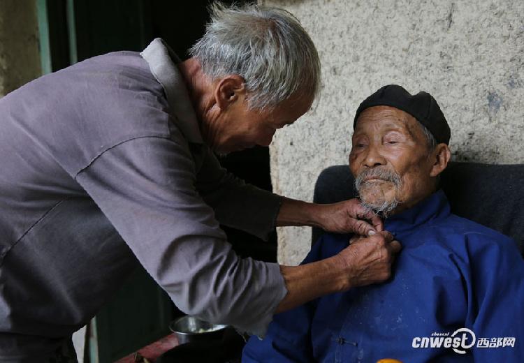 百岁老人身体硬朗给儿做饭:他种地累,要帮他