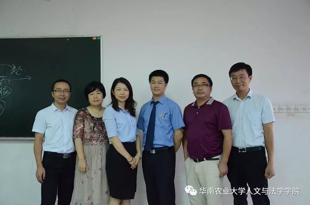 邓定永老师进行专业介绍学生专心聆听"法学是注重程序和经验的学科"