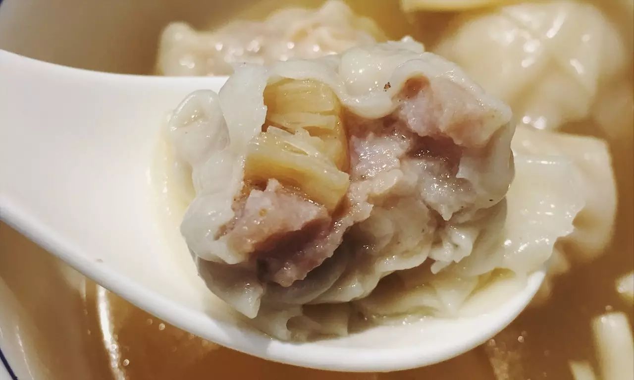 美食 正文 瑶柱云吞 瑶柱的鲜味很突出,可以很霸道地占据了这颗云吞的