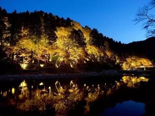 香嵐渓(爱知县)在巴川的两岸栽种了大约4000余株的枫树,远远望去,睡眠