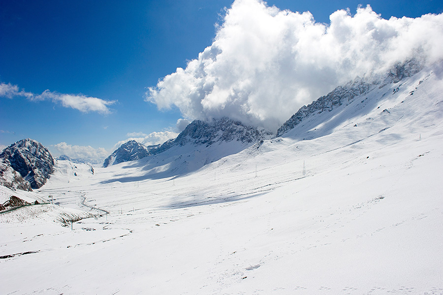 踩着积雪向山坡上爬了一段,越来越过陡峭,不敢再继续向上了,大雪封山