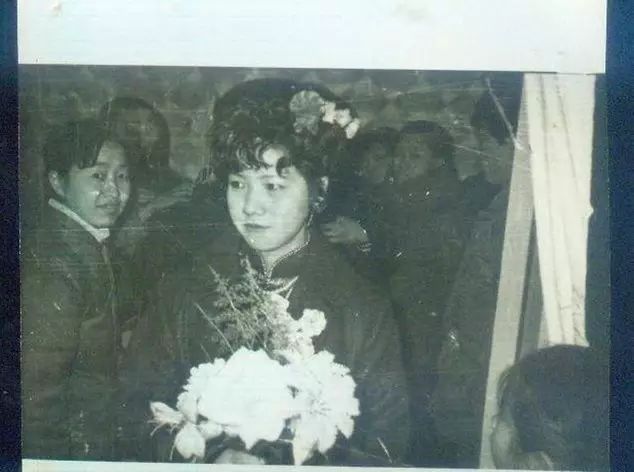 70年代的女人结婚必须烫头,所以那时候在街上看见梳辫子的和烫头的,一