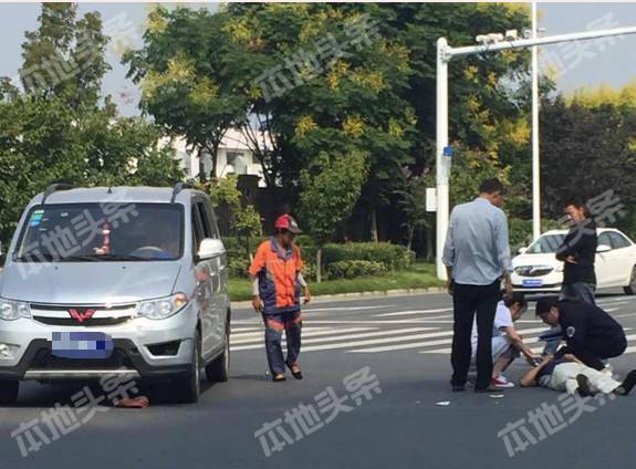 文城路与长江路路口突发车祸汽车撞倒电动车车主