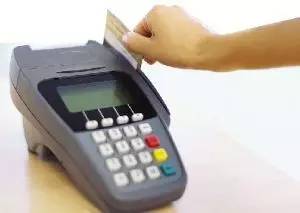 无论是pos消费还是网上购物,都能使用银行卡;卡片遗失后可及时挂失