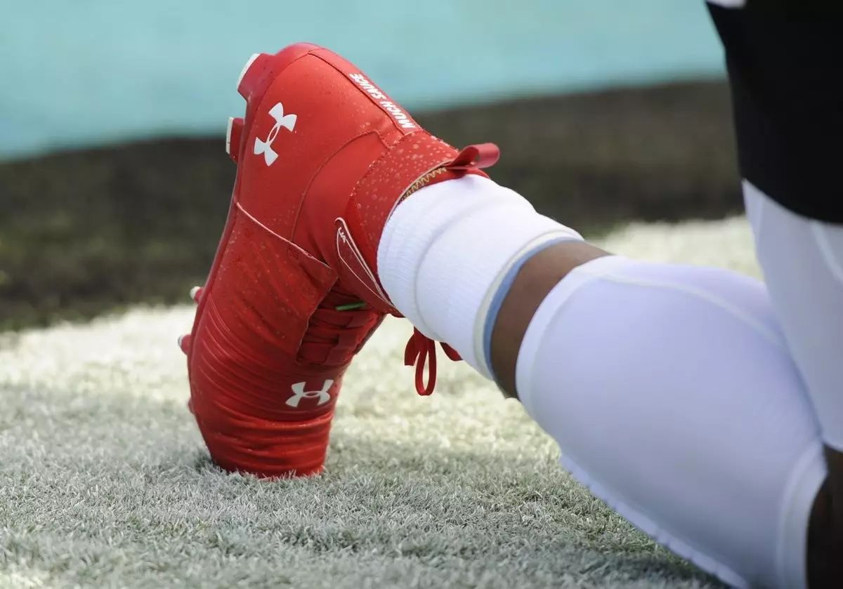 cameron newton 在热身时上脚全红色 under armour c1n cleats