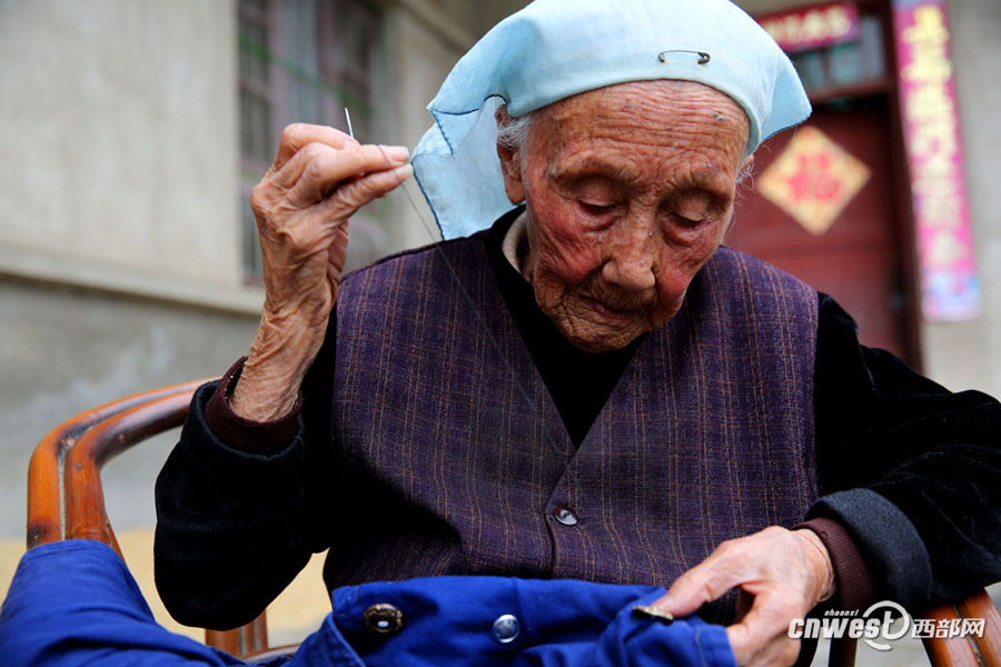 老人喜欢把手帕戴在头上,这可是现实版的陕西八大怪之一"帕帕头上戴".