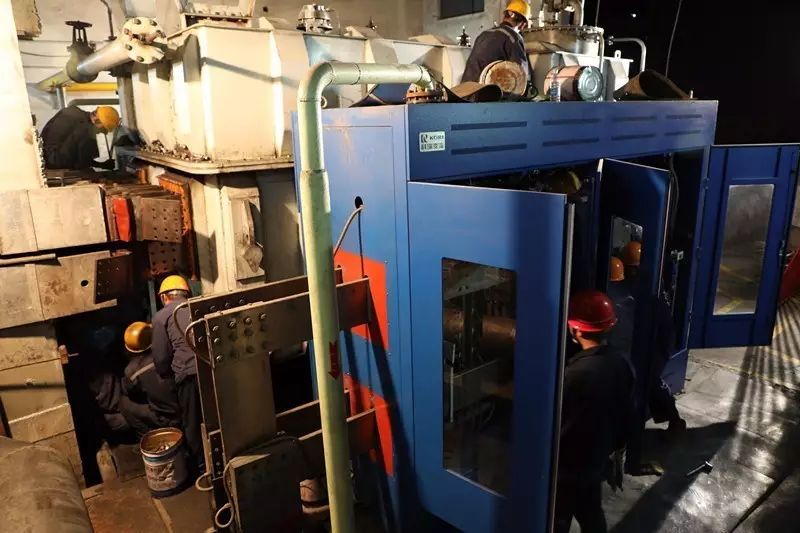 多方参与大会战抢赶时间保生产公司六组艾奇逊石墨化炉变压器检修工作