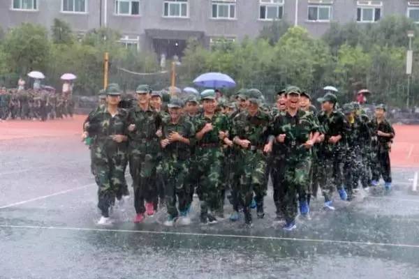 自己求的雨,哭着也要军训完