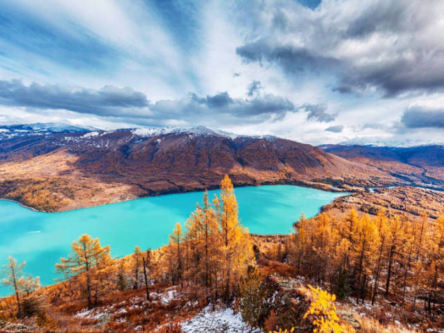 在这里你可以鸟瞰三湾和鸭泽湖,看着眼前的美景,你会觉得身处在喀纳斯