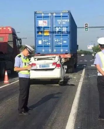 江阴暨南大道发生一起惨烈车祸! 一男性驾驶员当场