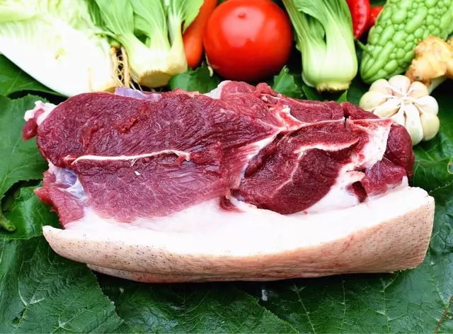 美食 正文 瘦肉呈鲜红色或暗红,比普通猪肉颜色深,像牛肉颜色.