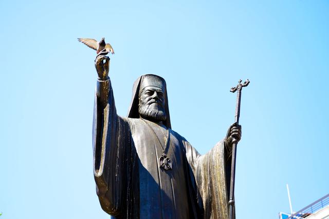 摄影/黄华希腊东正教牧首雕像几乎成了广场上鸽子的最佳落脚点.