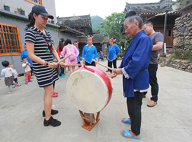 财经 正文 采风首日,采风团来到"独木龙舟文化之乡-长滩苗寨,传说