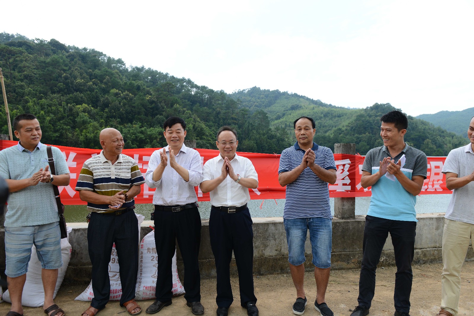 区联社梧州办事处和岑溪农商行扶持诚谏镇天堂村发展水库立体养殖