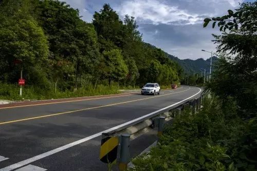 湔江路真的很壮观,行驶于起起伏伏的湔江水域旁,江岸边芦苇依依,转角