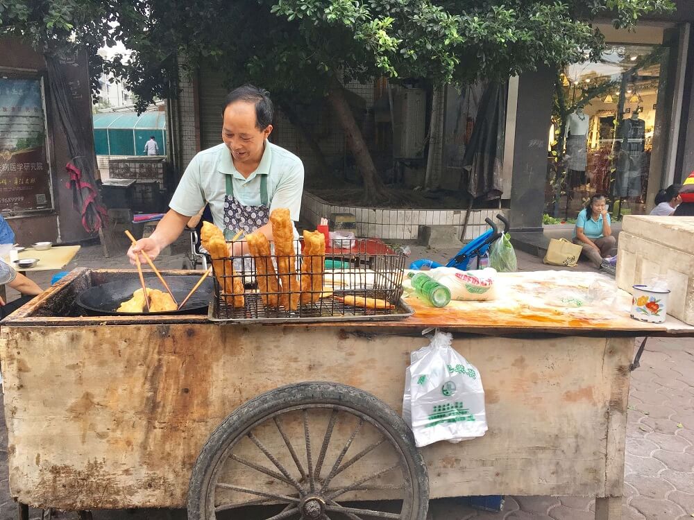 你饿不饿呀我炸根油条给你吃吧