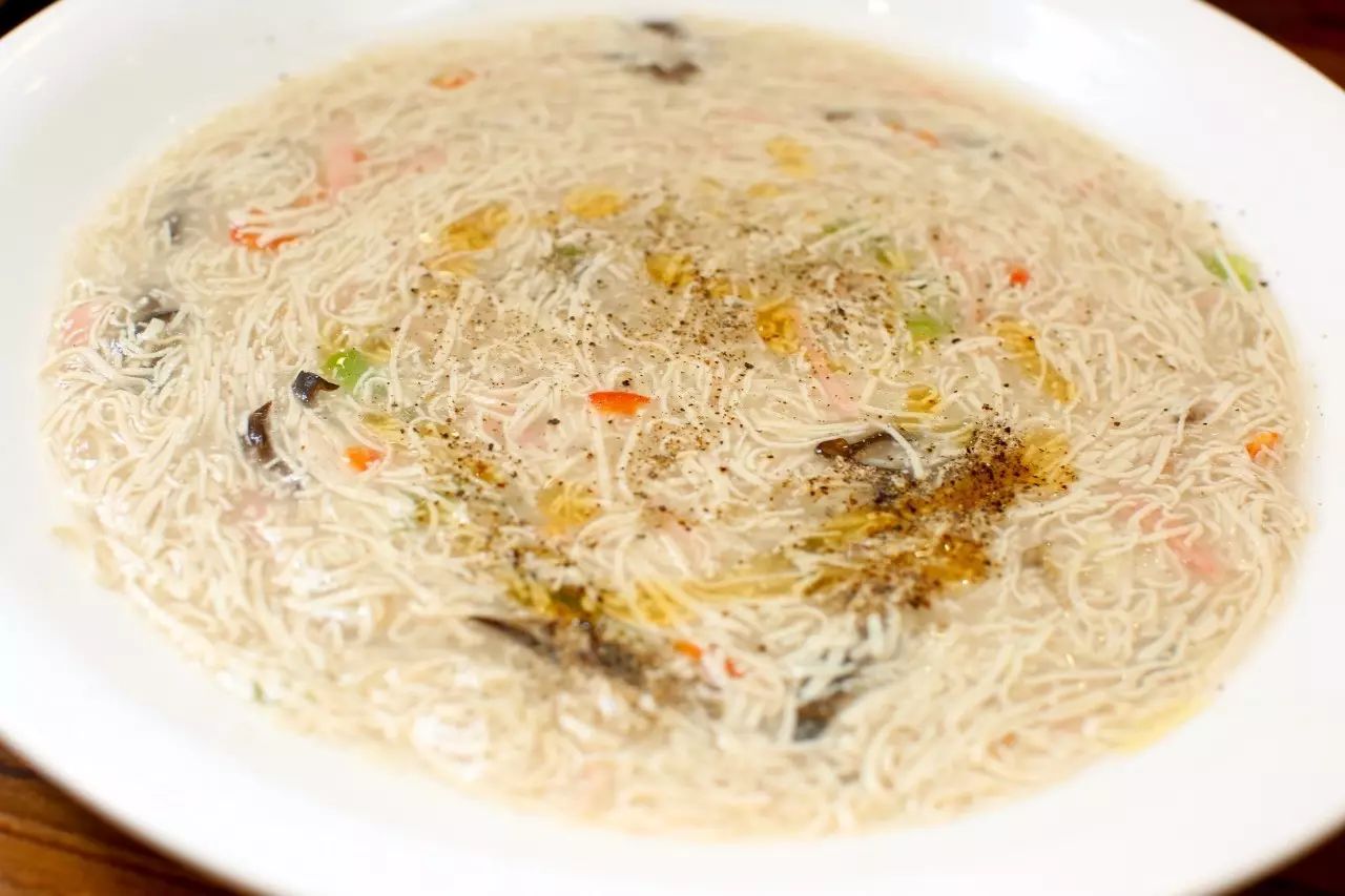 鲜汤煨以细嫩的豆腐丝干丝吃起来爽滑,嫩白,入口更是鲜美无比.