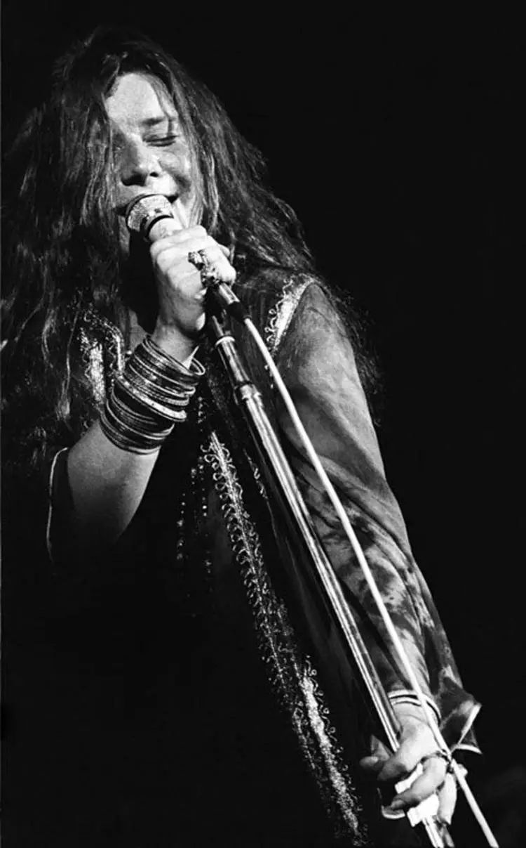 janis joplin 则再次成为头条人物——上台前十个小时,她给自己注射了