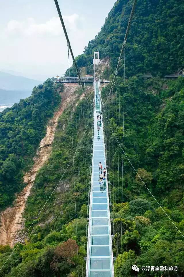 玻璃桥位于云门山自然风景区内