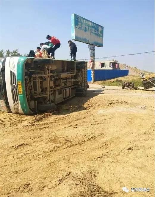 九龙的邓州至厚坡线路客车在白庙路口附近发生车祸,客车和手扶拖拉机