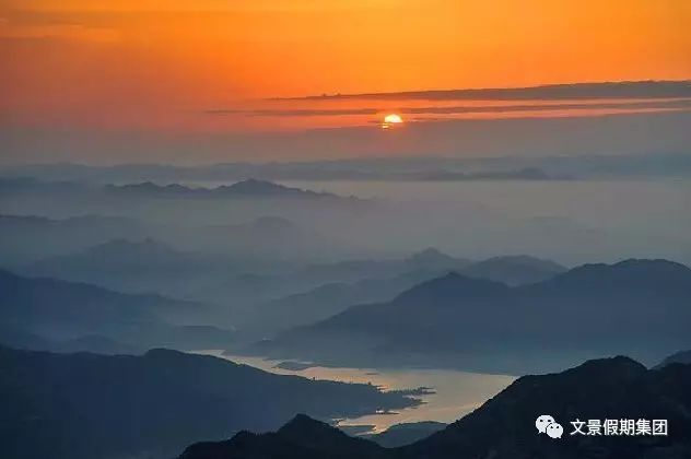 黄河金带当夕阳西下的时候,若漫步泰山极顶,又适逢阴雨刚过,天高气爽