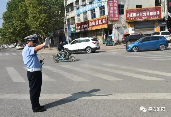 交警大队执罚室主任范松林在淮周路疏导交通.返回搜狐,查看更多