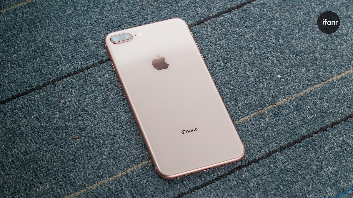 iPhone 8/8 Plus 首发真机图赏：请忽略正面，看它们的美背 - 4