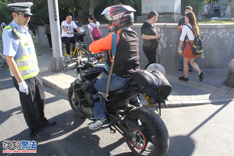 牌照的摩托车司机明知道不可以在五环以内道路行驶,为躲避电子眼的