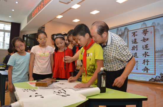 彭玉香启智书法课深受海小学生喜爱