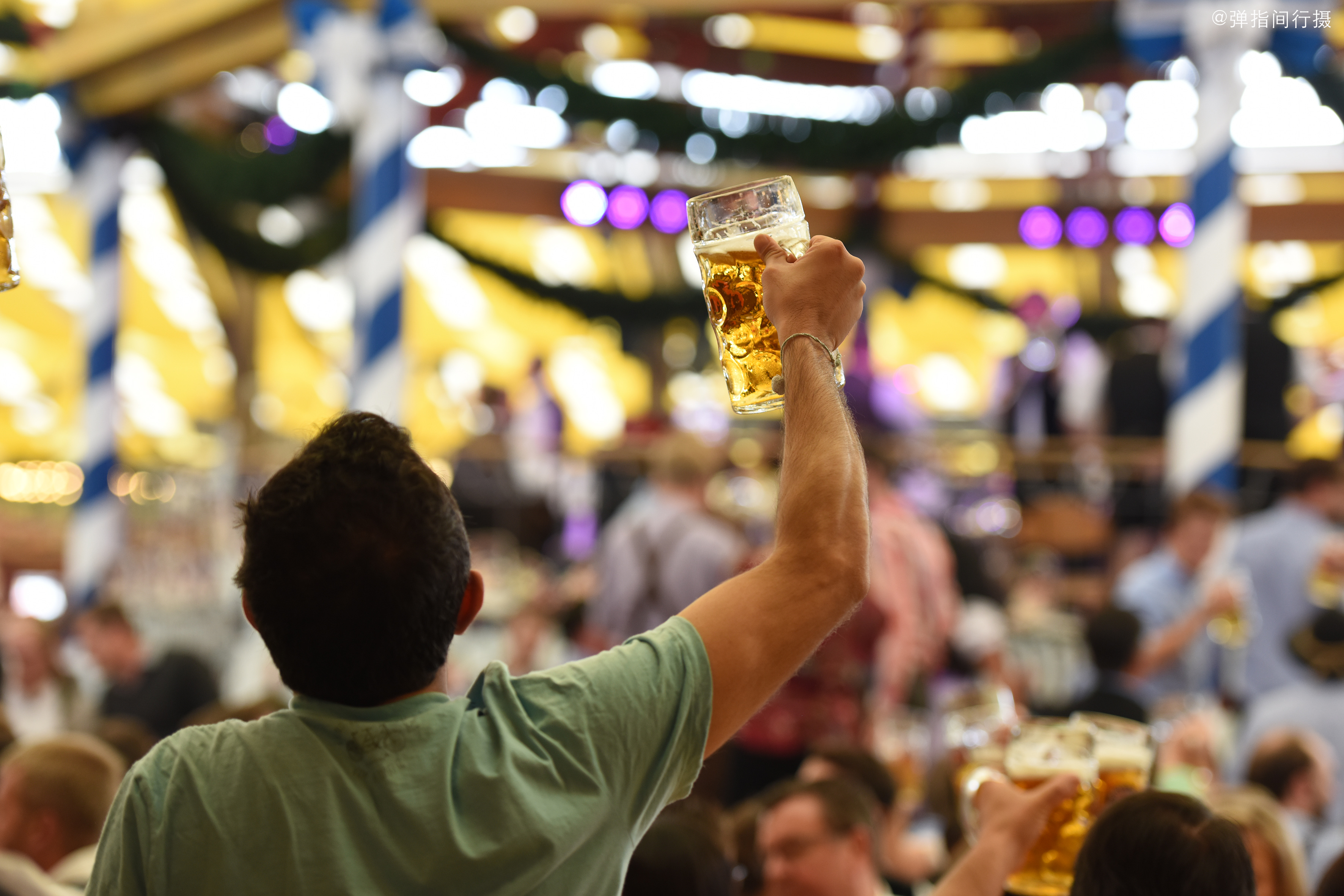 豪放男女，花钱买醉，2017德国慕尼黑啤酒节任性“开喝”