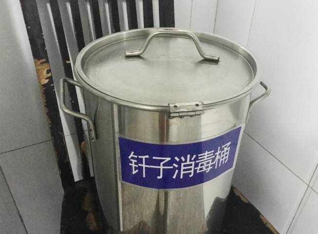 烧烤用的钎子设置了单独的消毒桶.