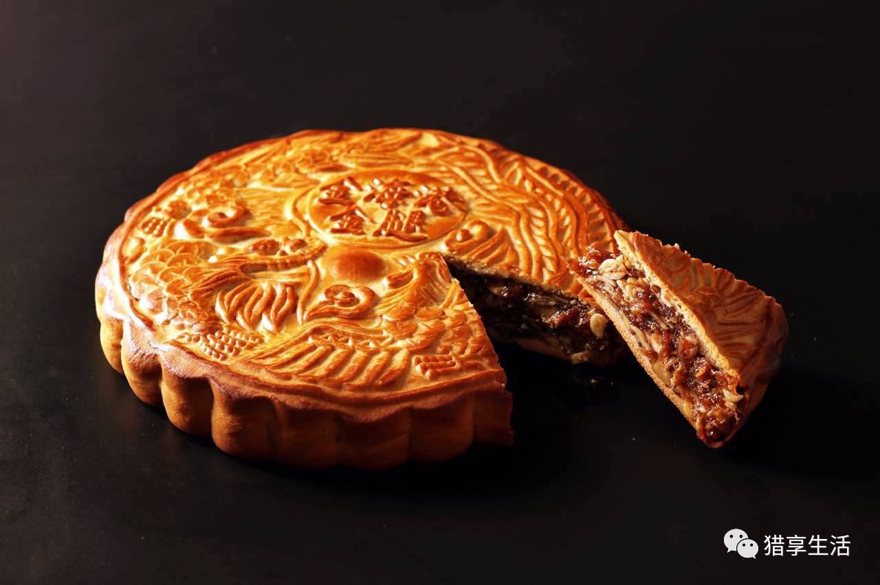 广东吴川的月饼以大闻名,常常重达数斤 较小的比人脸还大,较大就几乎