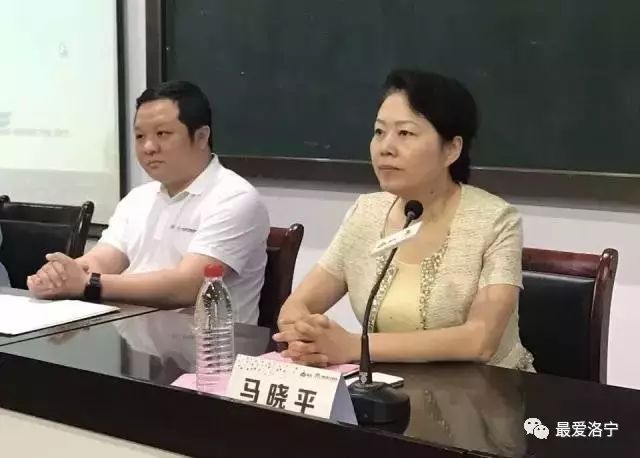 在春蕾班同学们渴望和欣喜中,神冠春雷公益基金负责人沙俊奇和马晓平